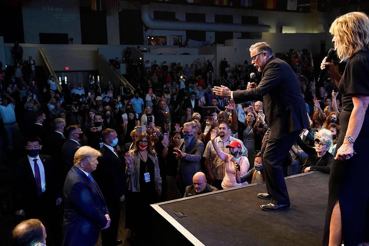 Donald Trump seçimleri kazanması için kilisede kutsandı