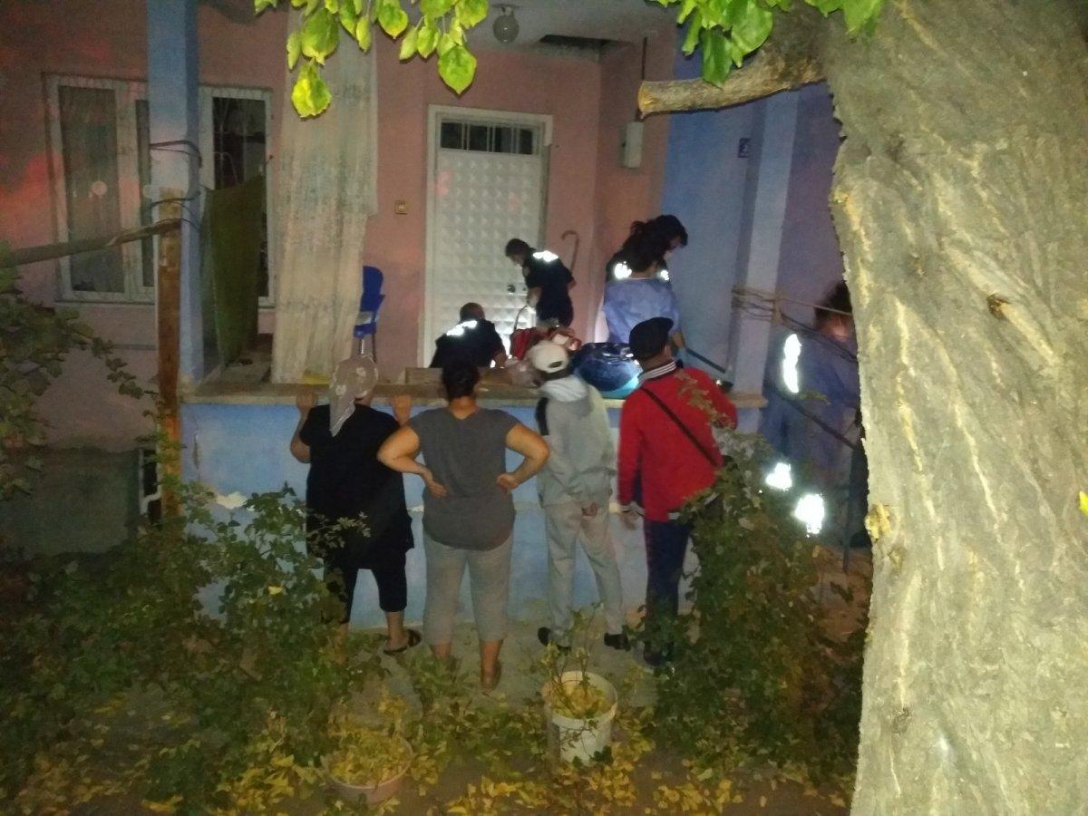 Çorum'da yaşlı kadını kurtarmak için camı kırıp içeri girdiler