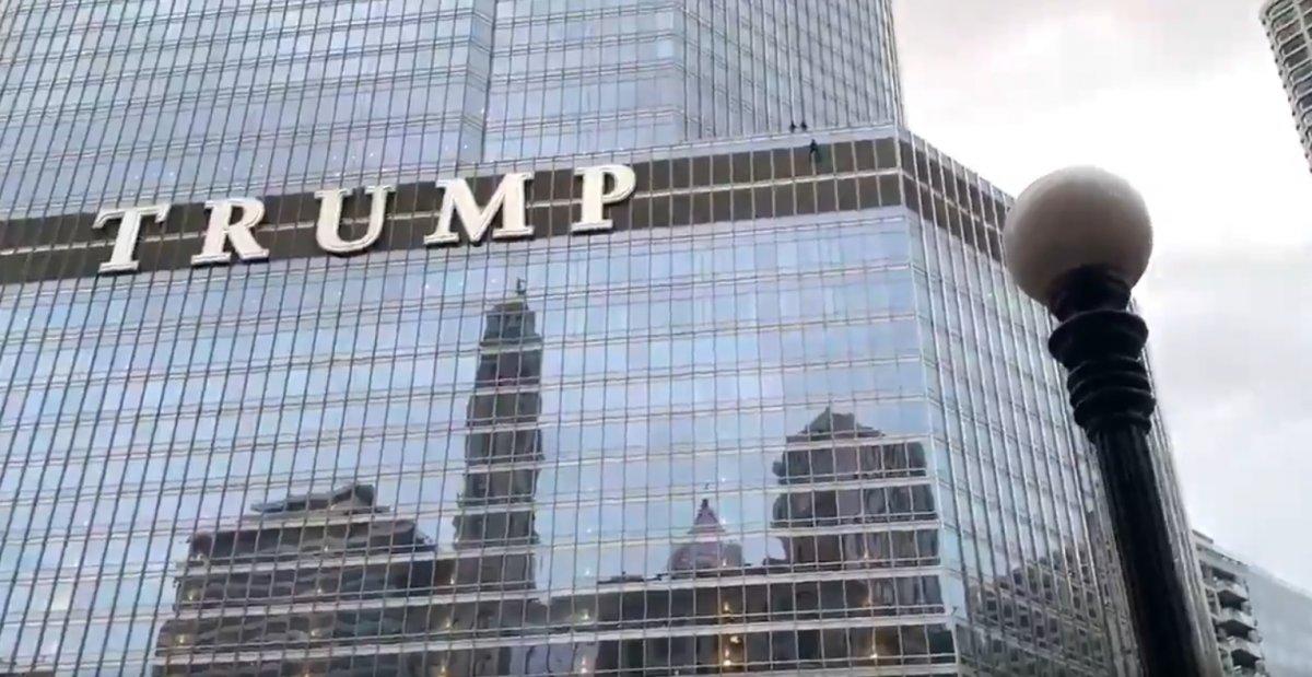 Donald Trump ile konuşmak istediğini söyleyip, kendini Trump Tower'dan sarkıttı