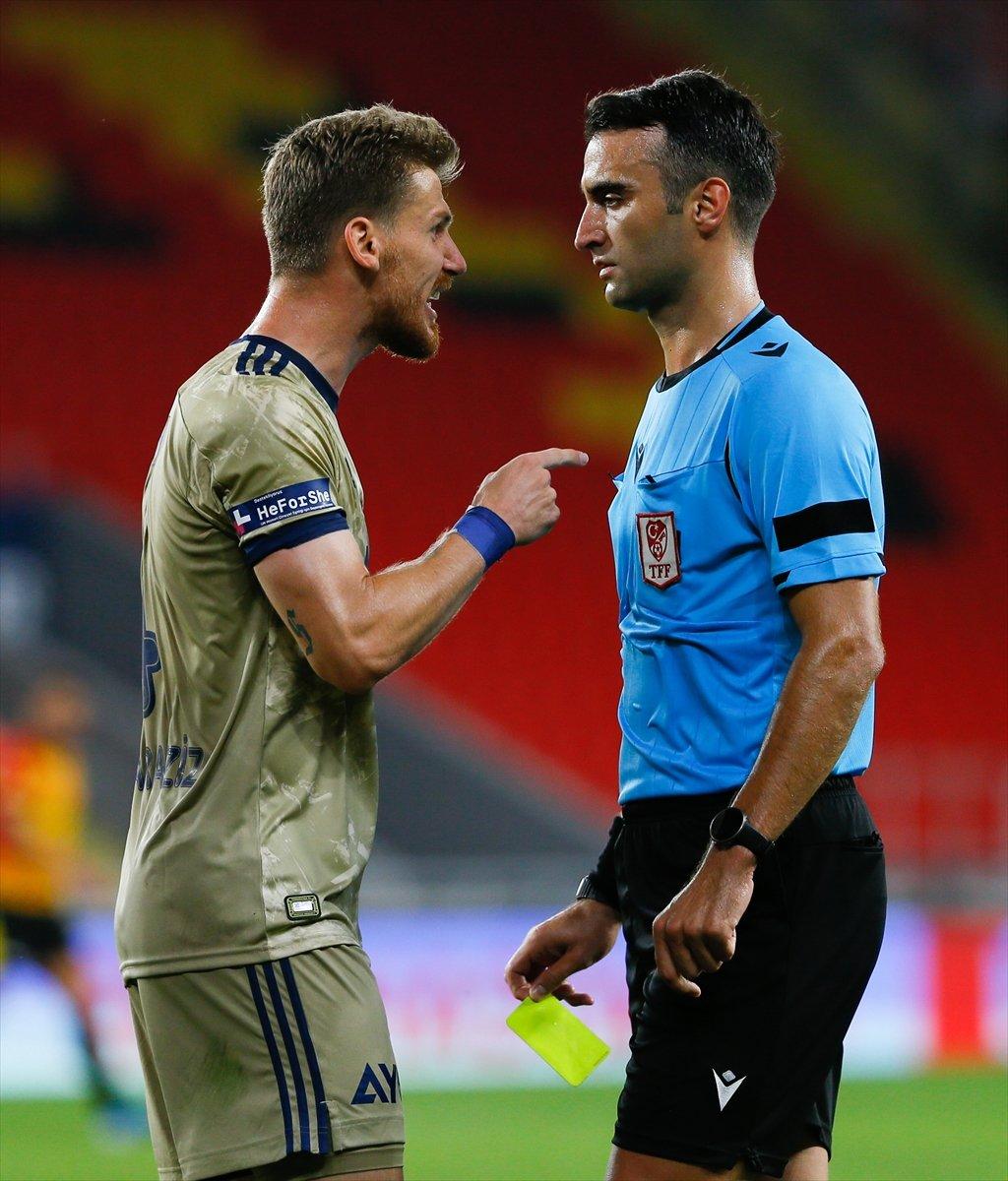 Serdar Aziz'den hakeme: Şerefsiz köpekler