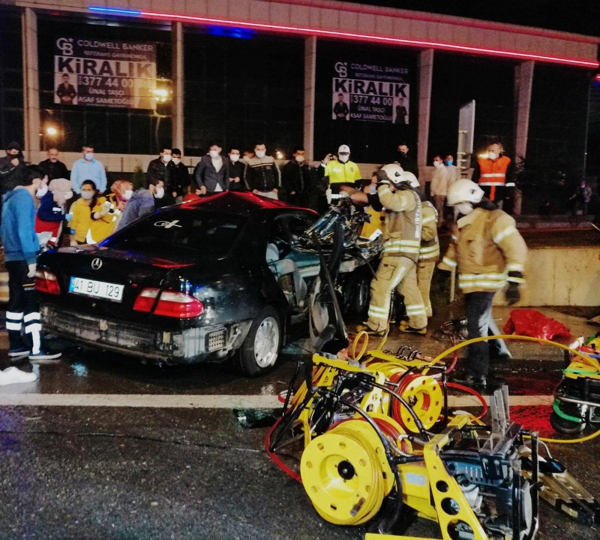 İstanbul’da otomobil bariyerlere girdi: 2 yaralı