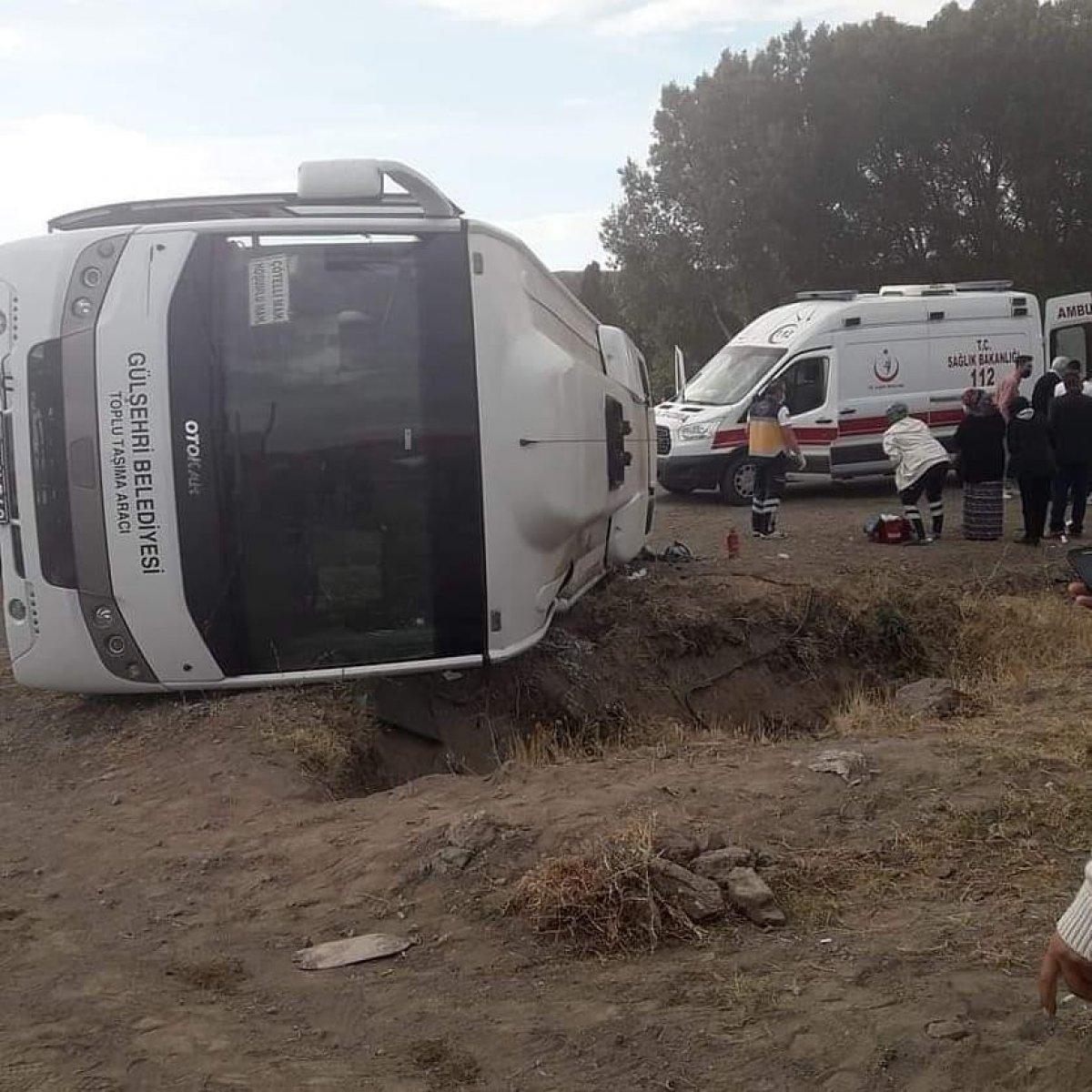 Yozgat'ta belediye otobüsü devrildi: 17 yaralı