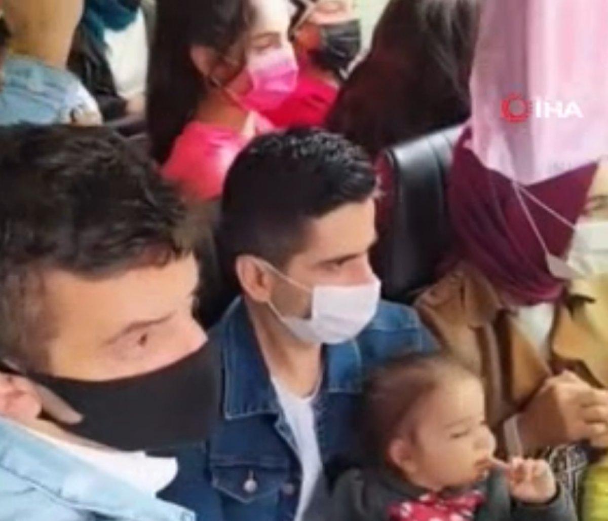 İstanbul'da fazla yolcu alan minibüs şoförü tepki gördü