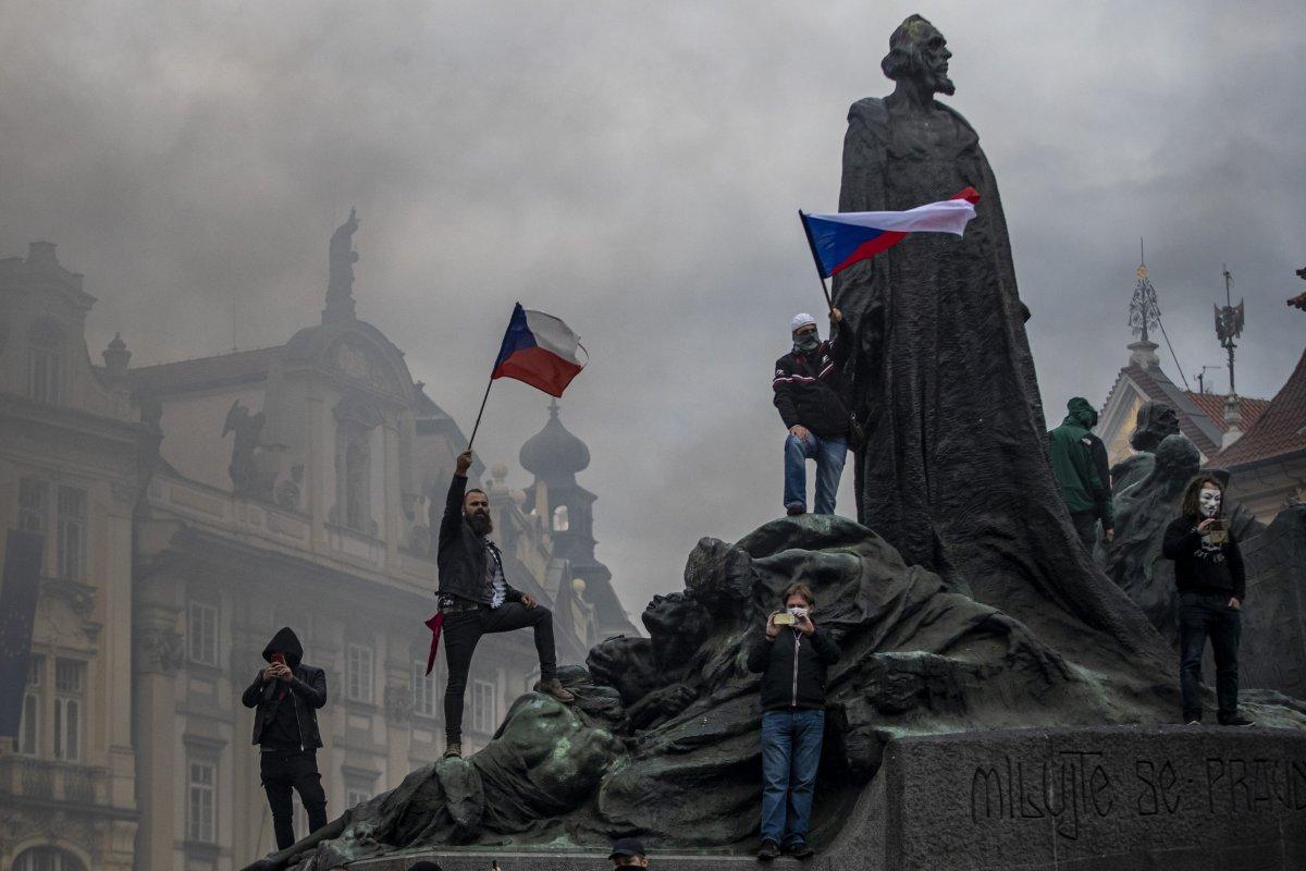 Prag'da holiganlar polisle çatıştı: 20 yaralı