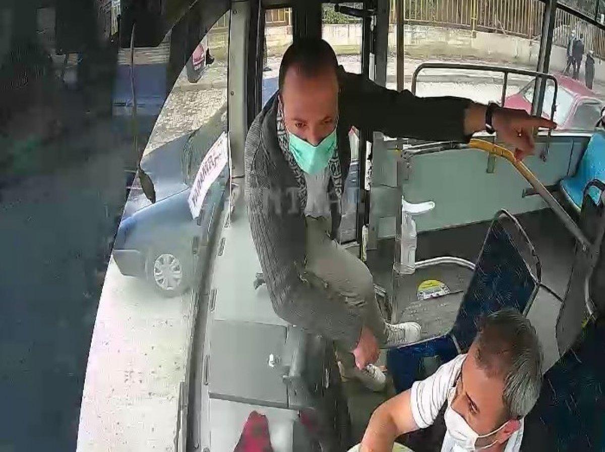 Kocaeli'de istediği yerde inemeyince seyir halindeki otobüsün frenine bastı
