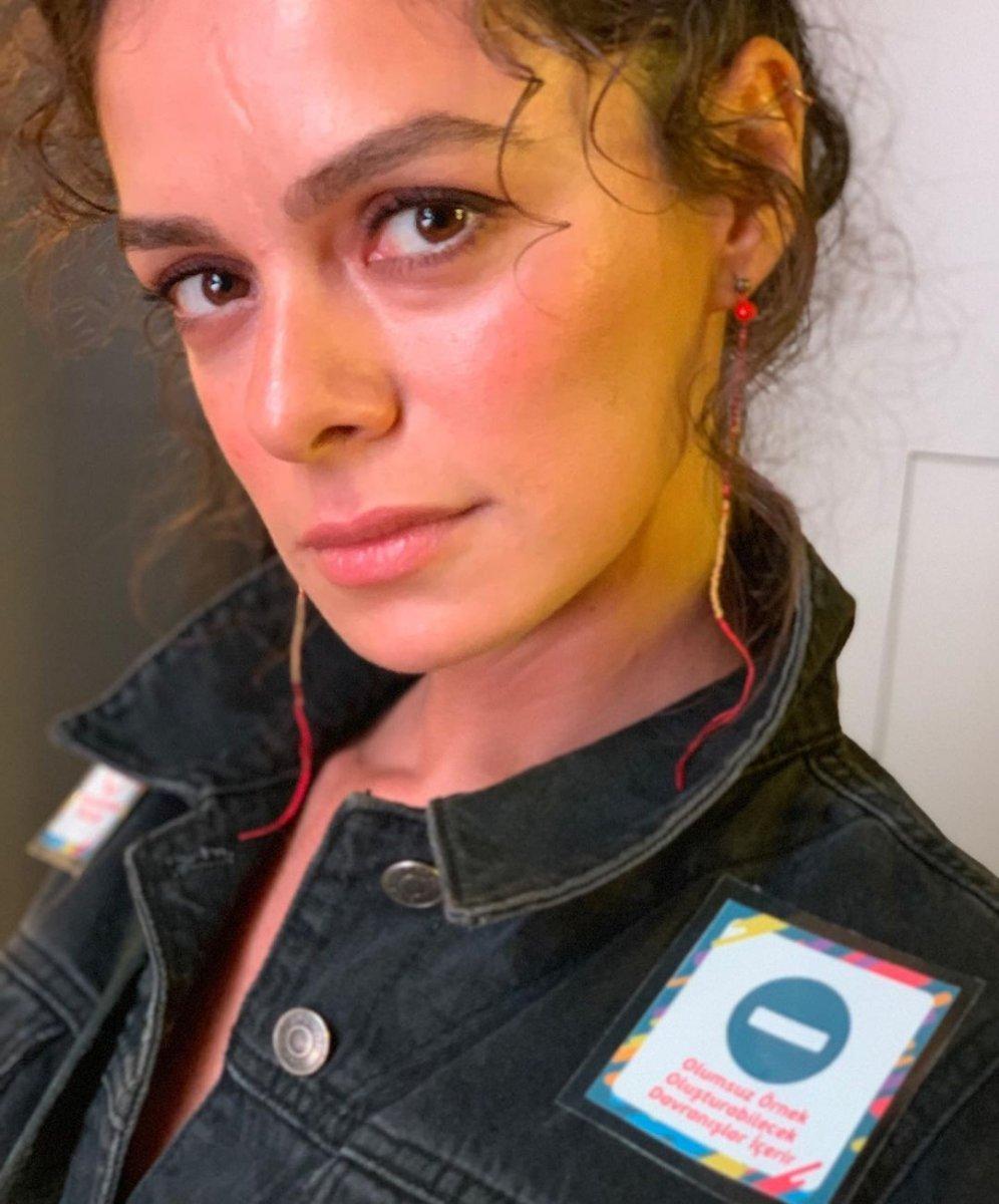 Özge Özpirinçci sivilceli halini paylaştı