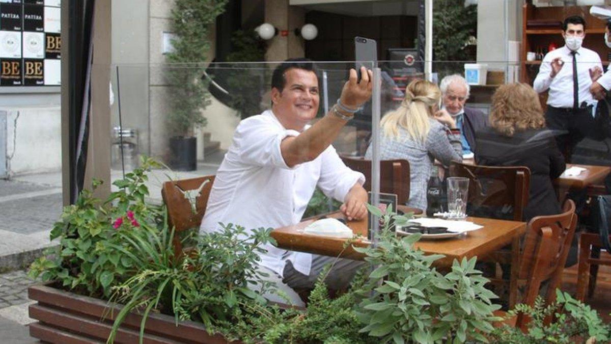 Hakan Peker, selfie çekerken görüntülendi