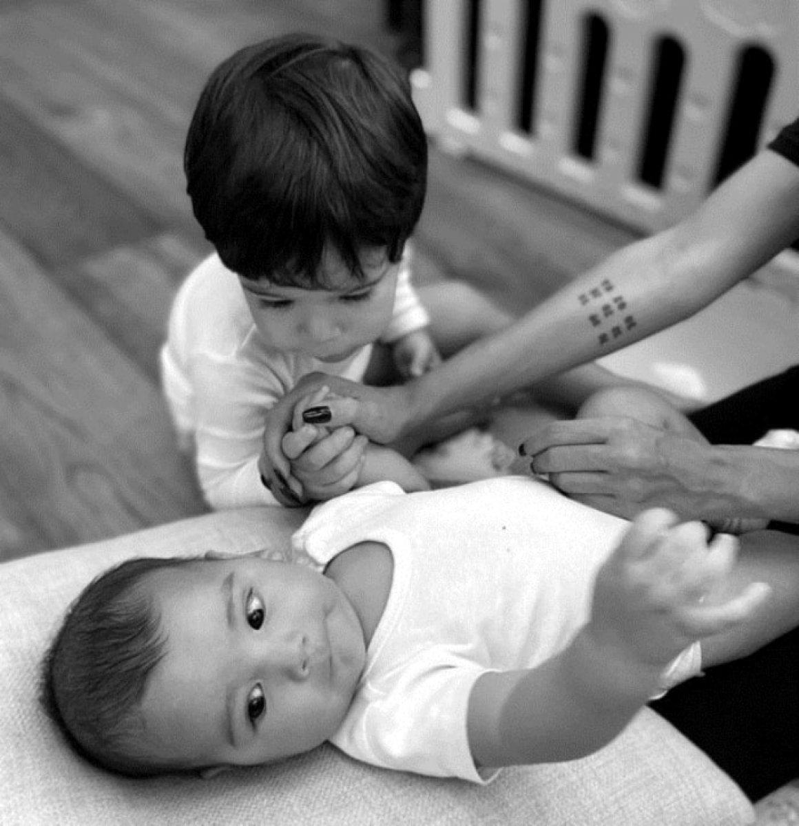 Arda Turan'ın oğlu Hamza'dan kardeşine tezahürat dersi