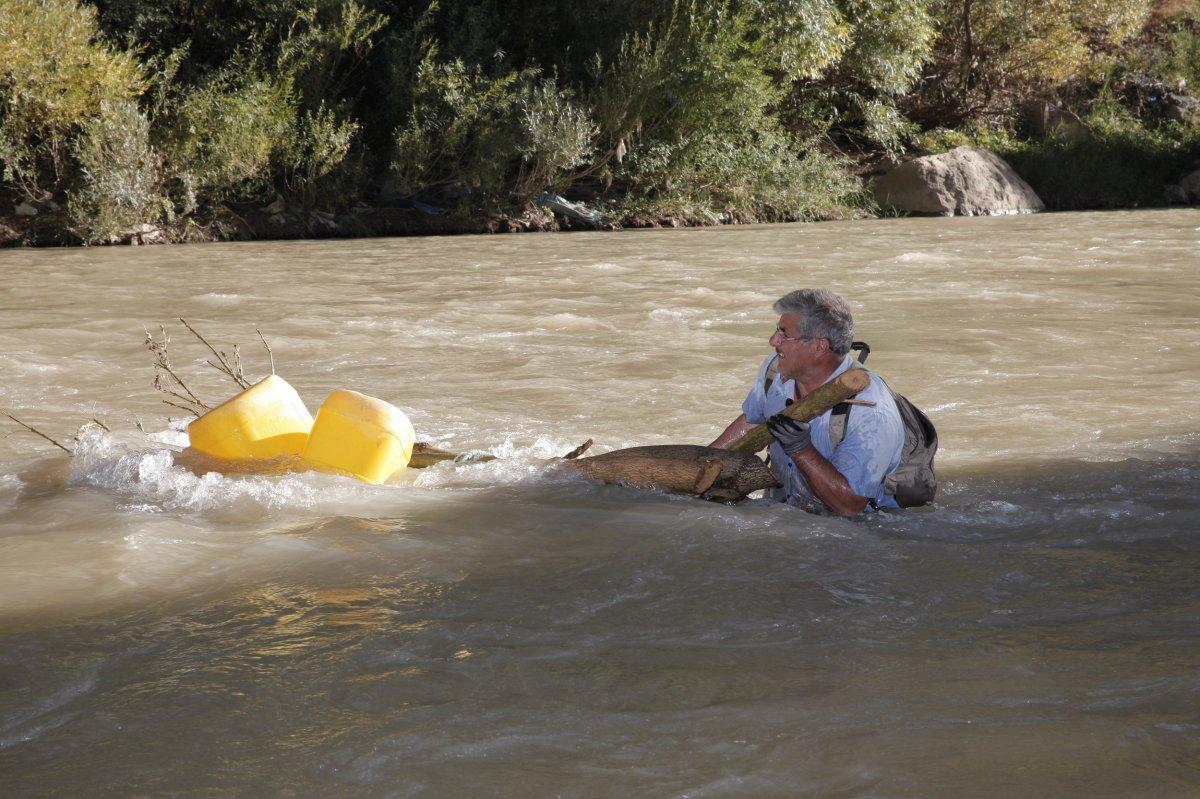 Zap Suyu’ndan odun topluyorlar