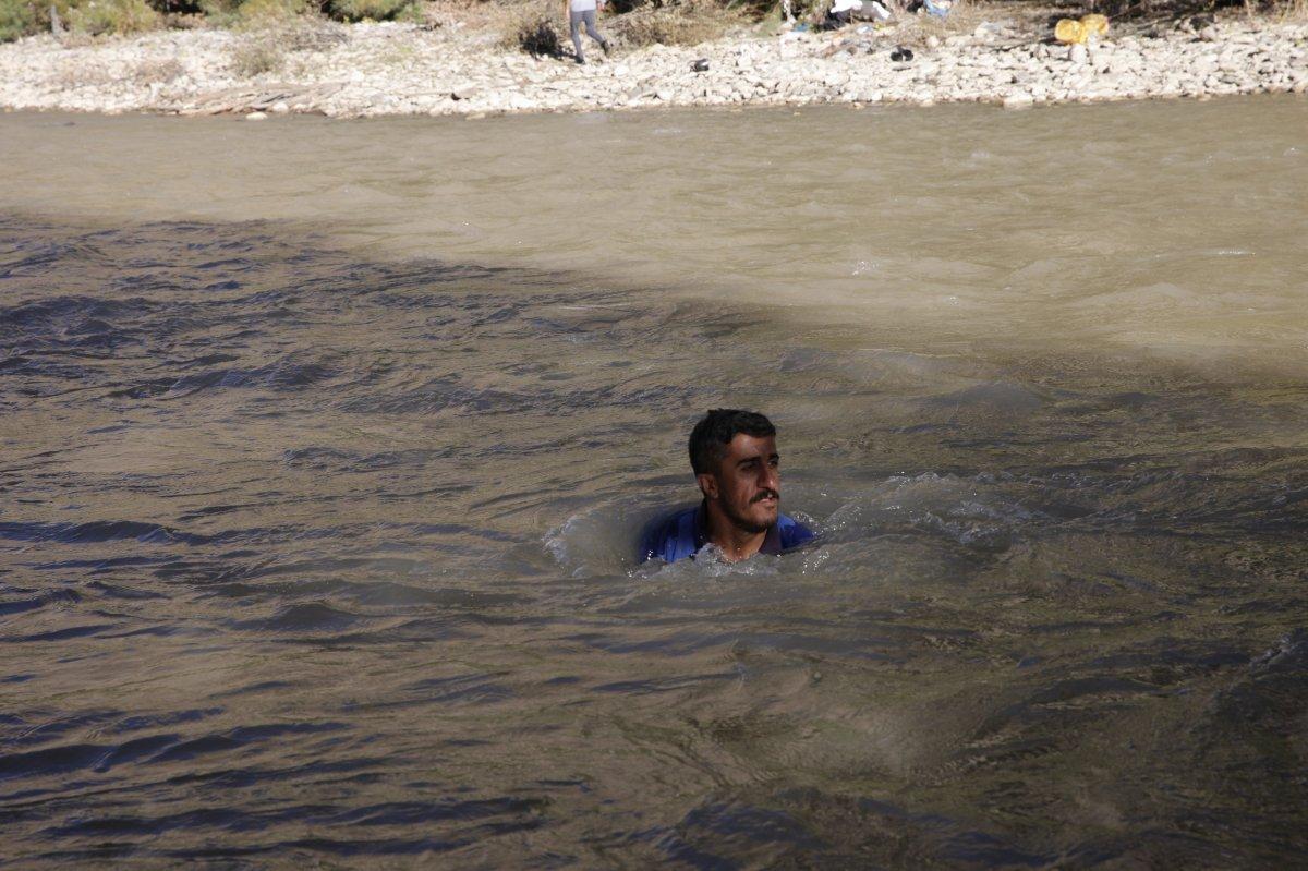 Zap Suyu’ndan odun topluyorlar