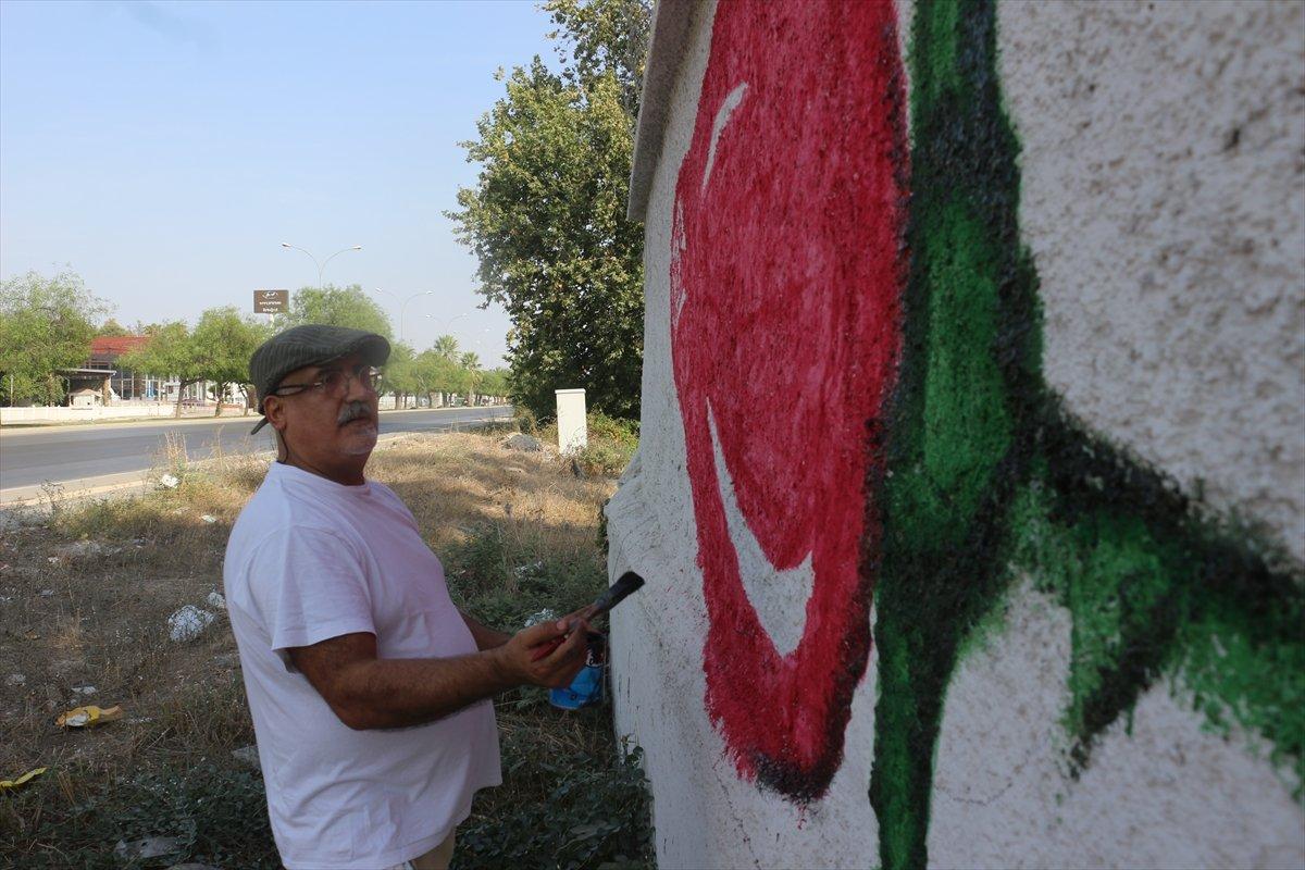 Adanalı ressamın çizimleri sokakları süslüyor