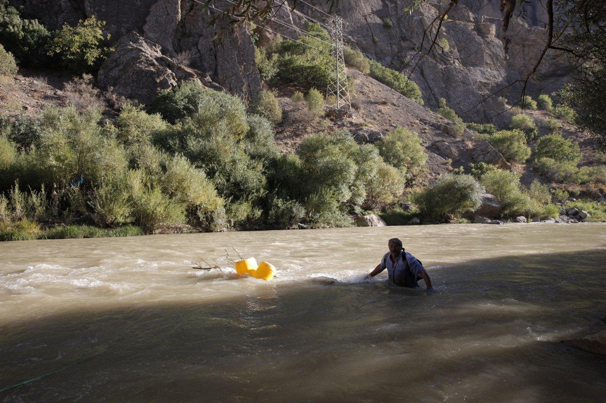 Zap Suyu’ndan odun topluyorlar