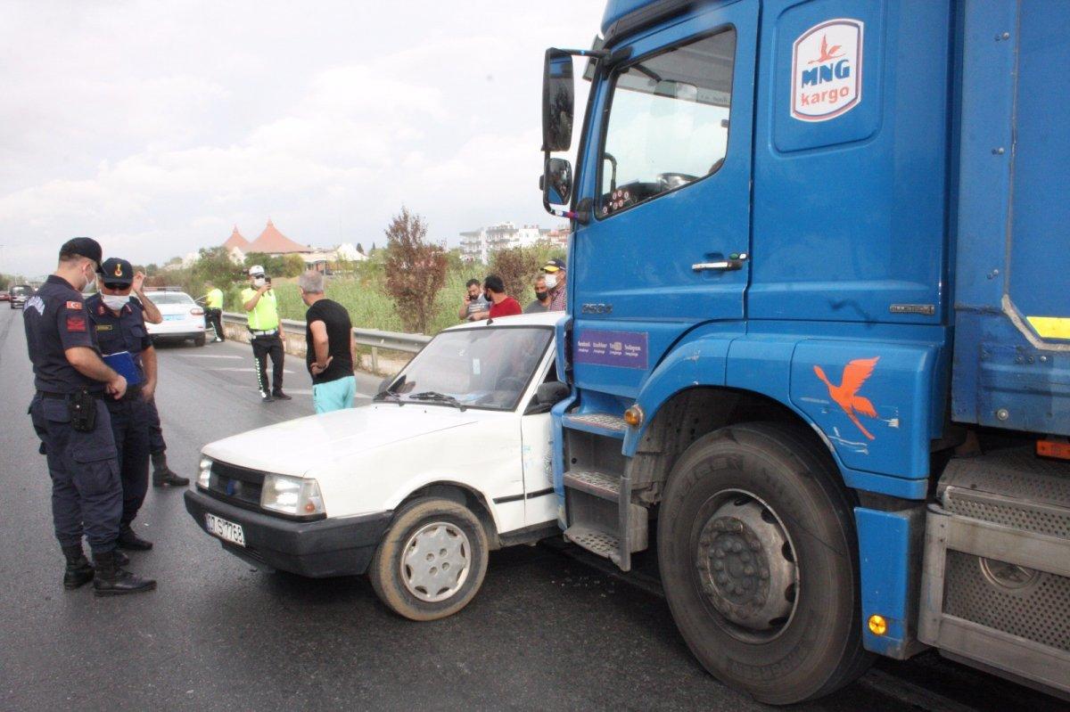 Antalya'da kargo kamyonu otomobili önüne alıp 100 metre sürükledi