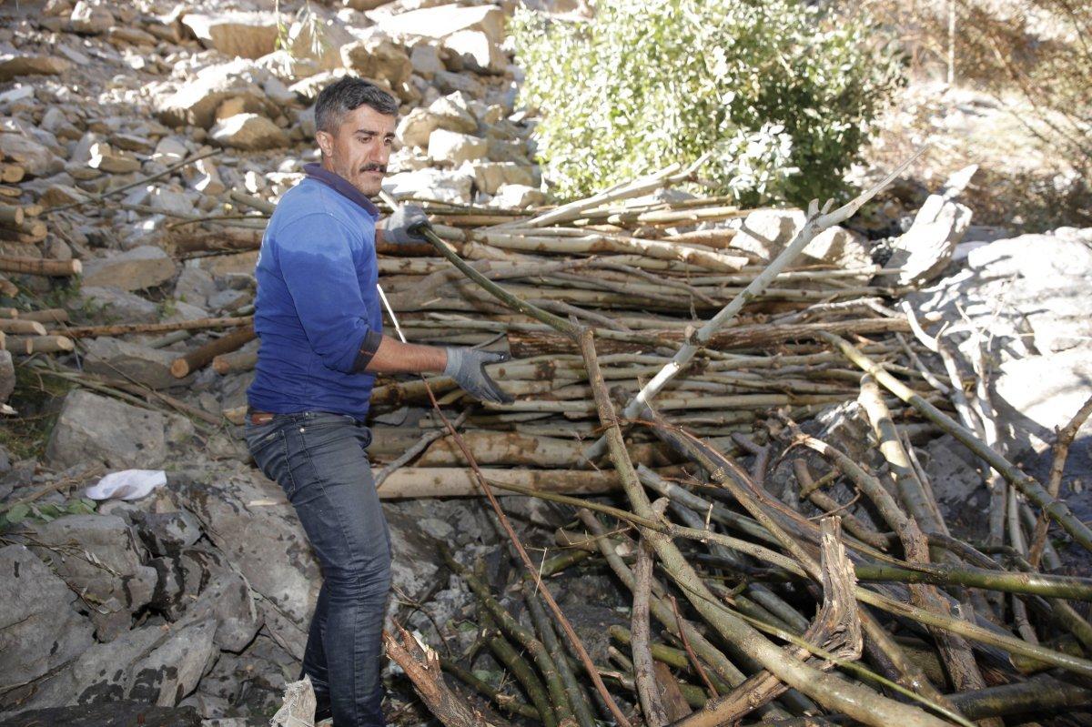 Zap Suyu’ndan odun topluyorlar