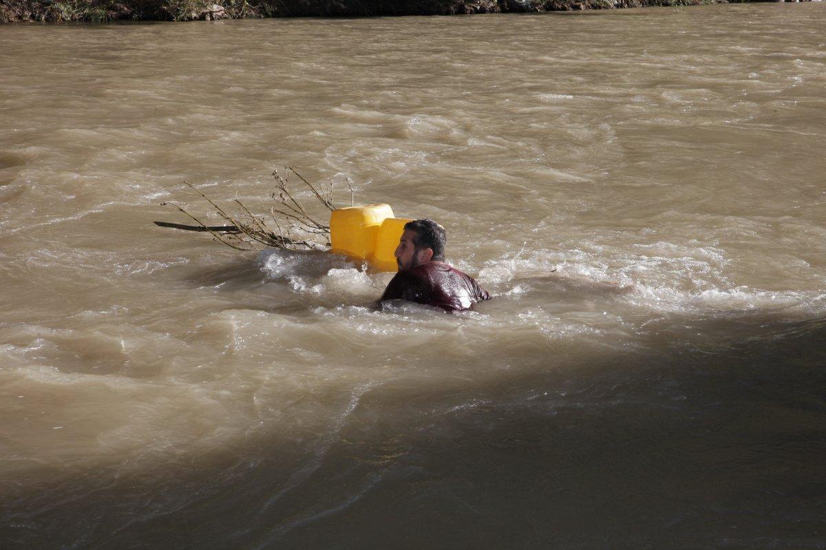 Zap Suyu’ndan odun topluyorlar