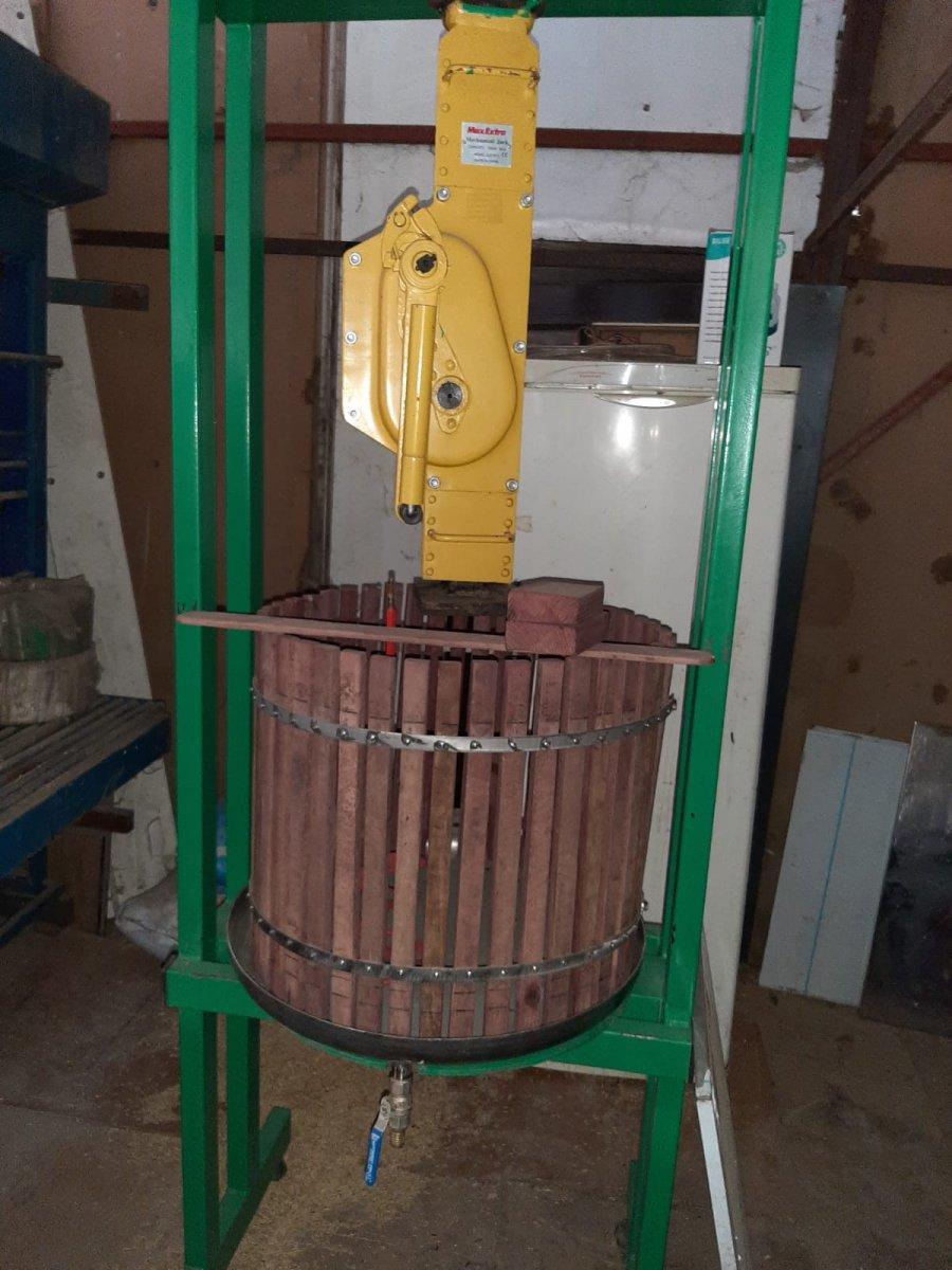 Tekirdağ'da çiftlikte 1 ton sahte içki ele geçirildi