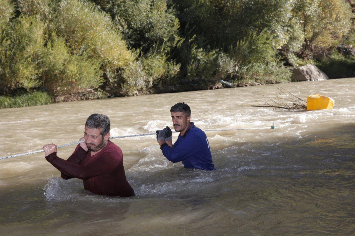 Zap Suyu’ndan odun topluyorlar
