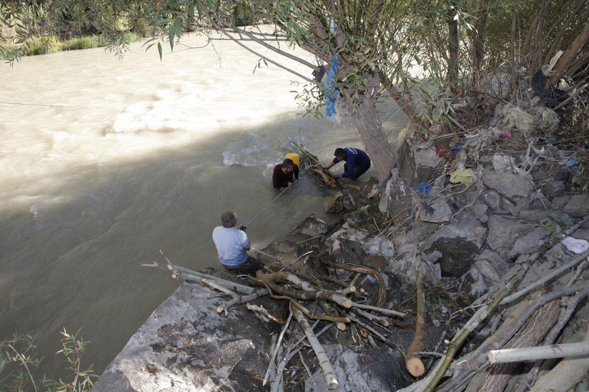 Zap Suyu’ndan odun topluyorlar
