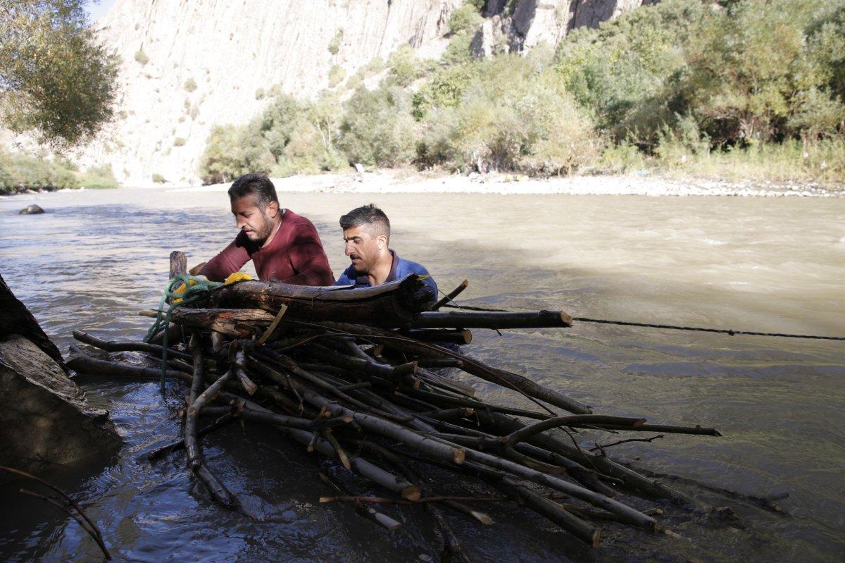 Zap Suyu’ndan odun topluyorlar
