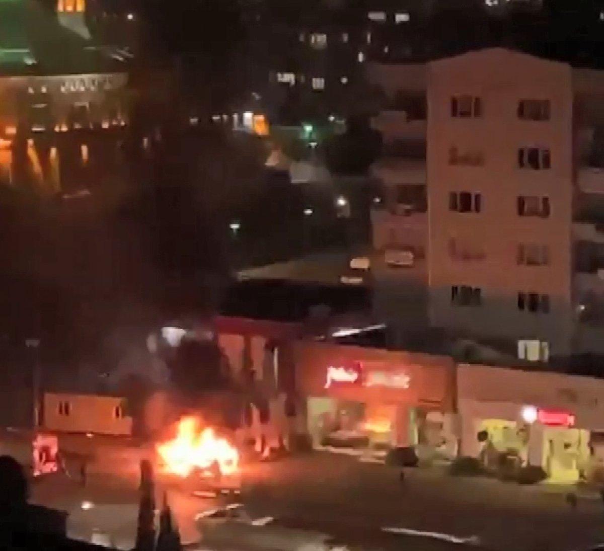 Bursa'da makas atarak ilerleyen otomobil alev alev yandı