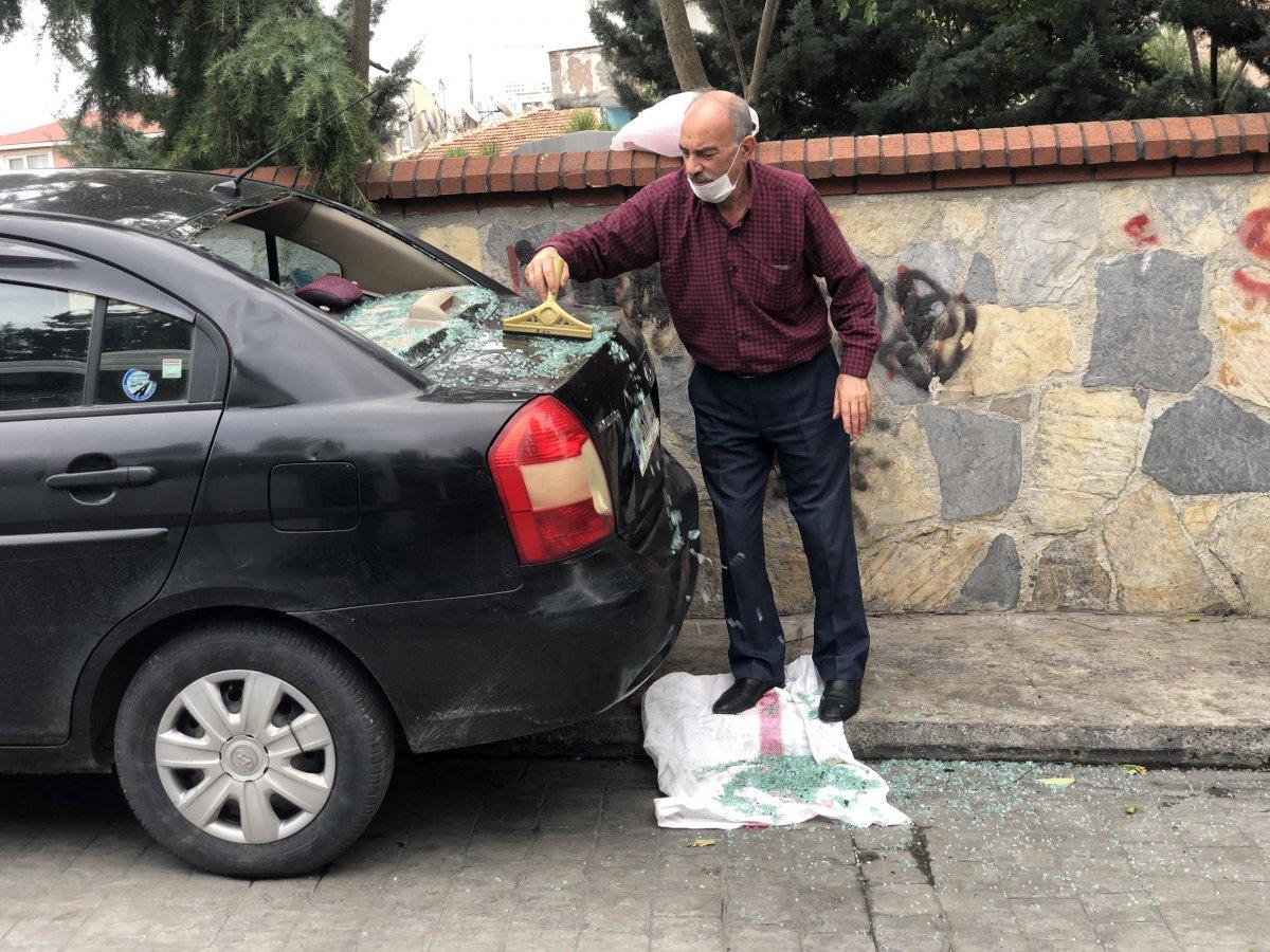 Beyoğlu’nda 4 aracın camını kırıp, kaçtılar