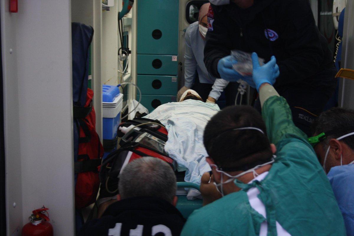 Kocaeli’de silah seslerini duyup balkona çıkan kişi yaralandı