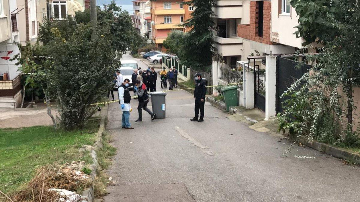 Kocaeli’de silah seslerini duyup balkona çıkan kişi yaralandı