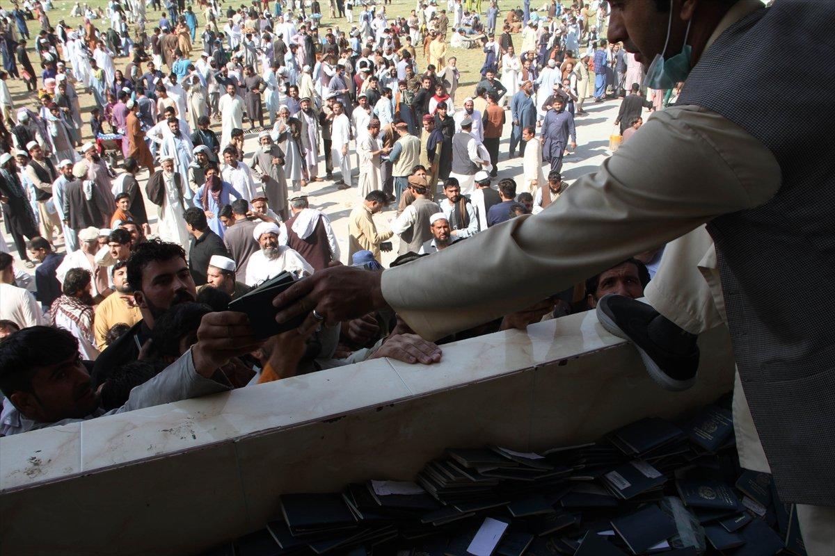 Afganistan'da vize için toplanan kalabalıkta izdiham: 11 kadın öldü