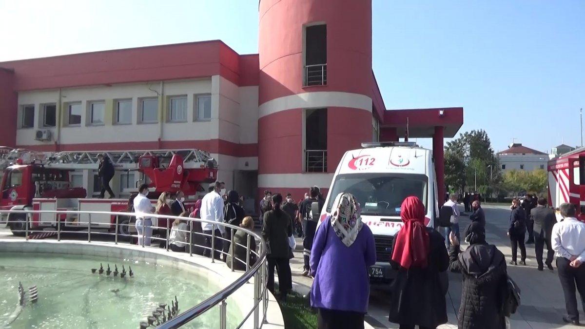 Düzce Valiliği'nde biber gazı patladı, personel tahliye edildi