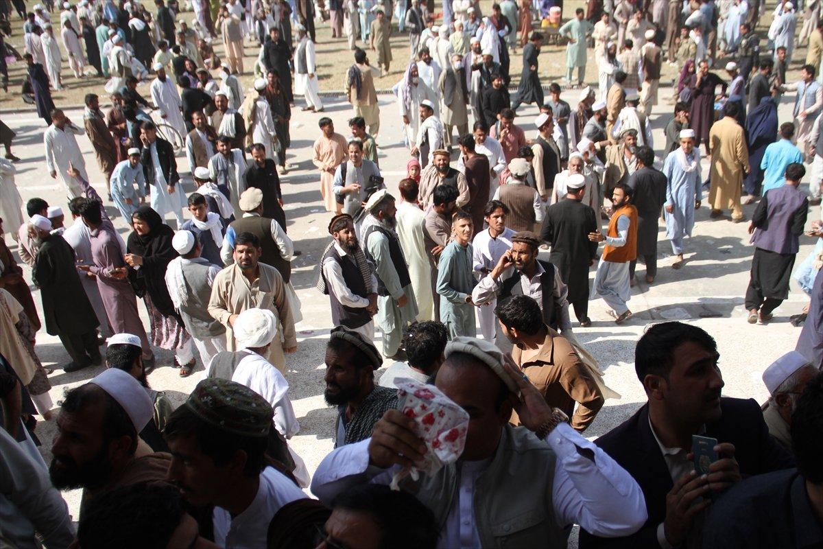 Afganistan'da vize için toplanan kalabalıkta izdiham: 11 kadın öldü