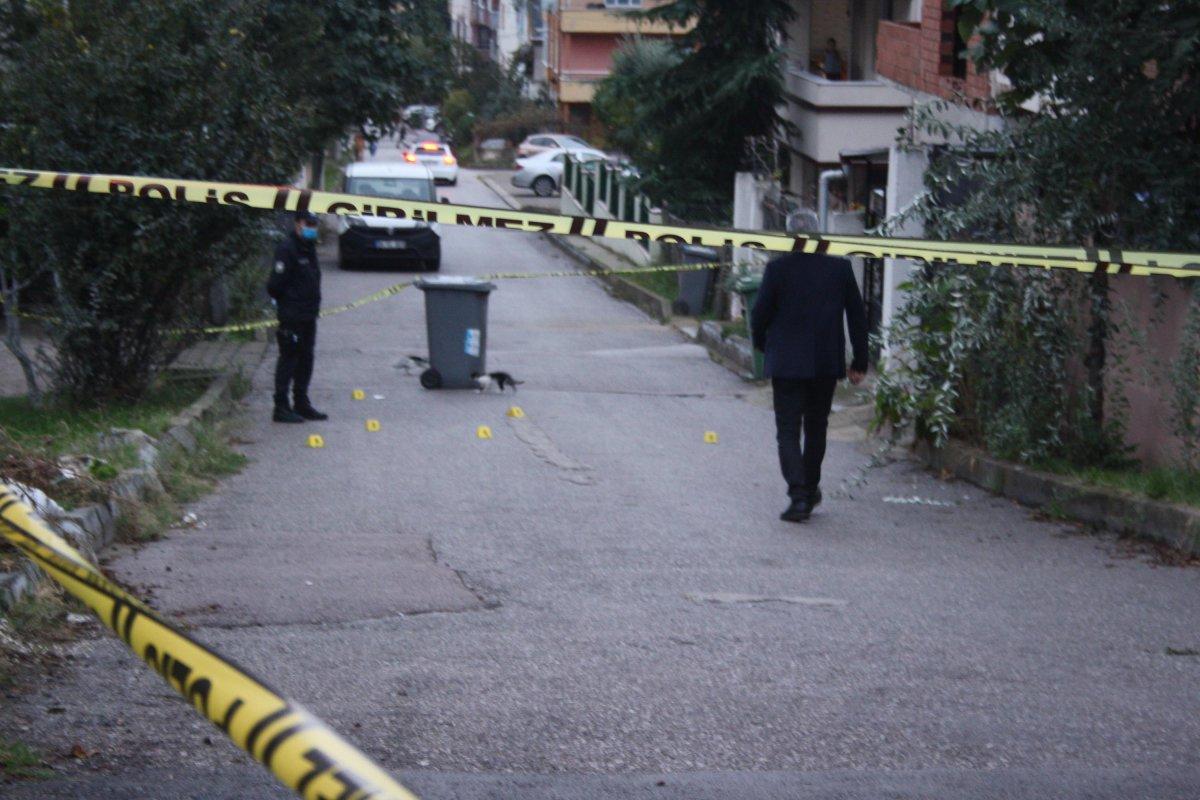 Kocaeli’de silah seslerini duyup balkona çıkan kişi yaralandı