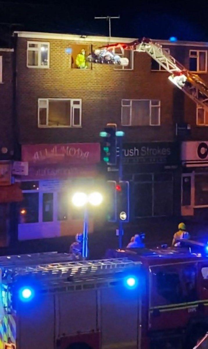 İngiltere’nin en kilolu 50’nci kişisi üçüncü kattaki evinden vinçle çıkarıldı