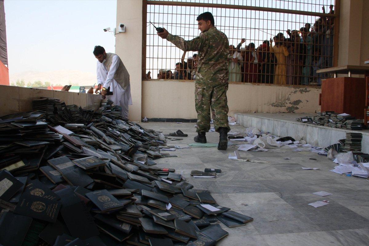 Afganistan'da vize için toplanan kalabalıkta izdiham: 11 kadın öldü