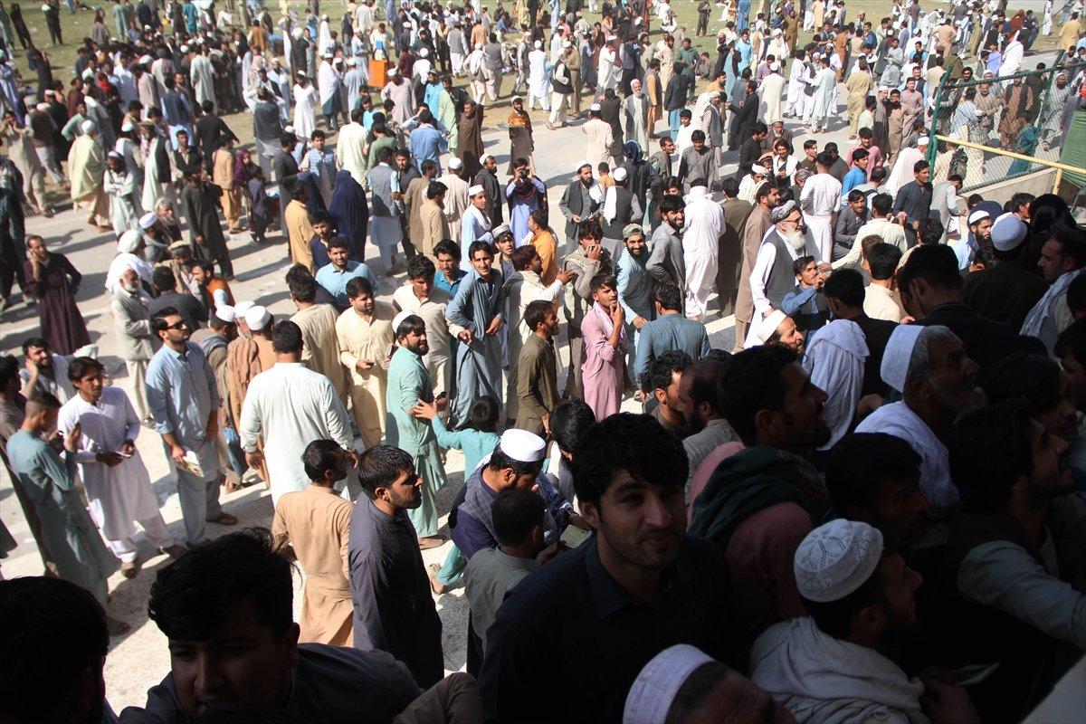 Afganistan'da vize için toplanan kalabalıkta izdiham: 11 kadın öldü