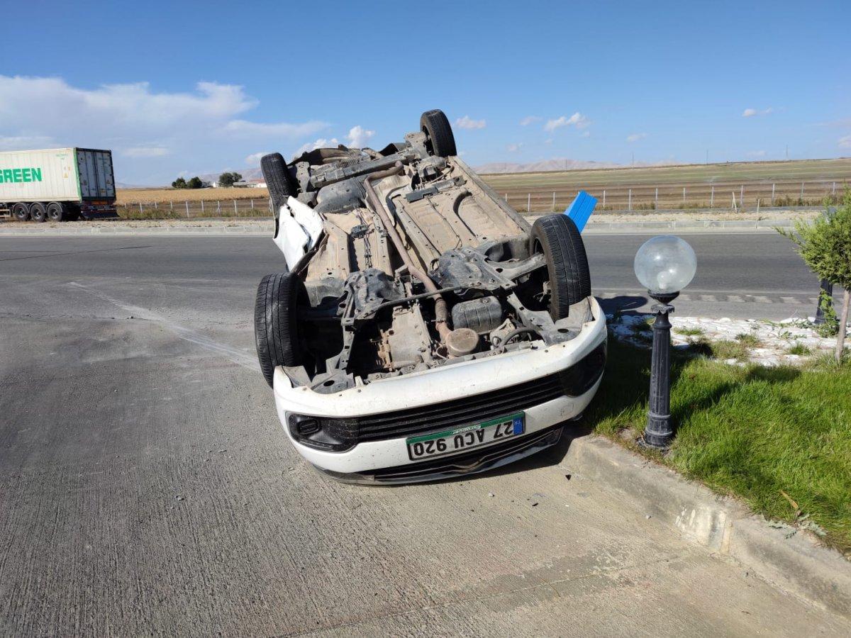 Konya'da benzinliğe girmek isteyen otomobil takla attı