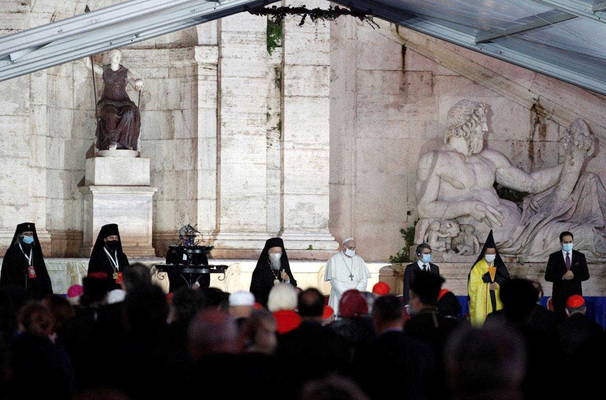 Papa Francis ilk kez maske ile törende
