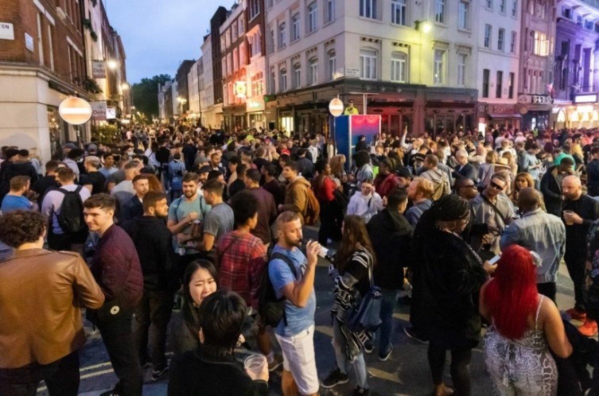 Manchester’da koronavirüs önlemleri: Barlar kapanıyor