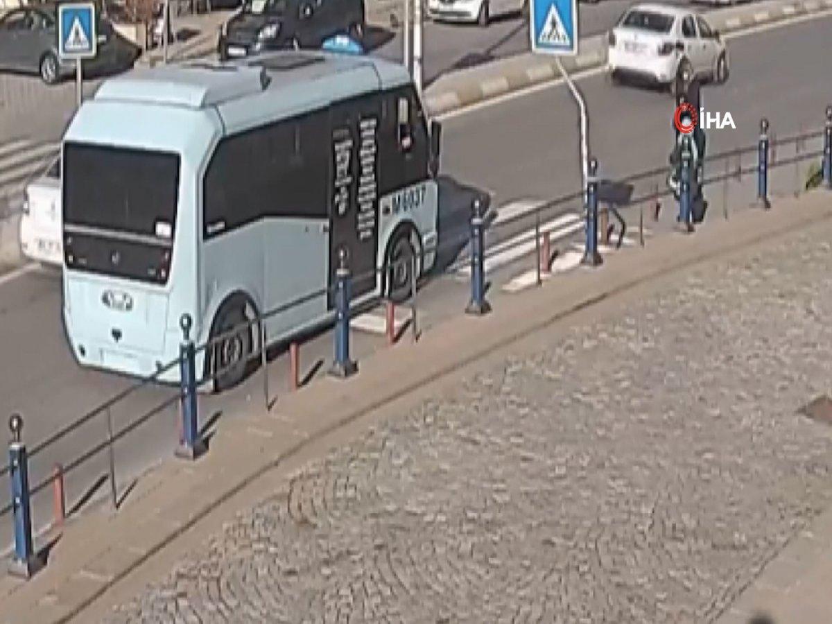 Tuzla'da minibüs şoförü yaşlı çift için yolu kesti