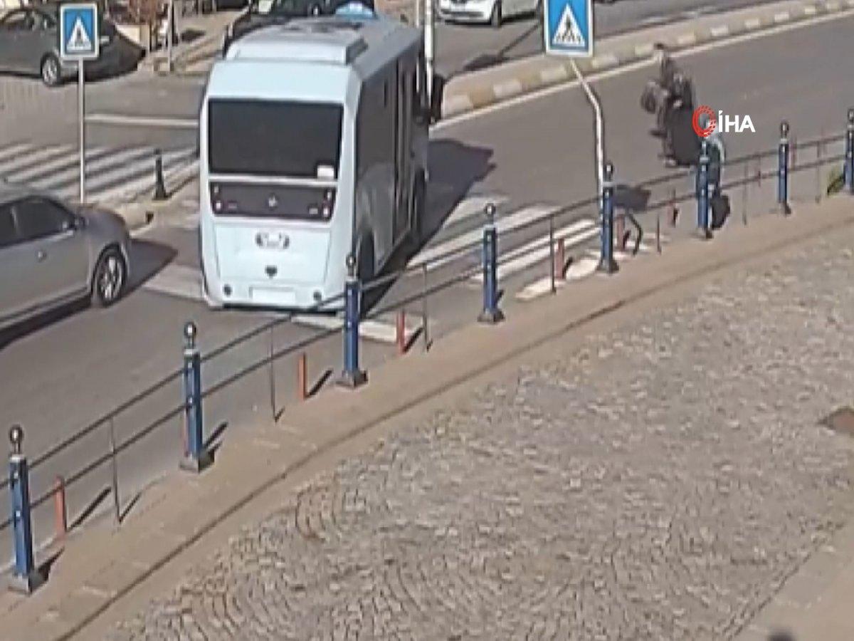 Tuzla'da minibüs şoförü yaşlı çift için yolu kesti