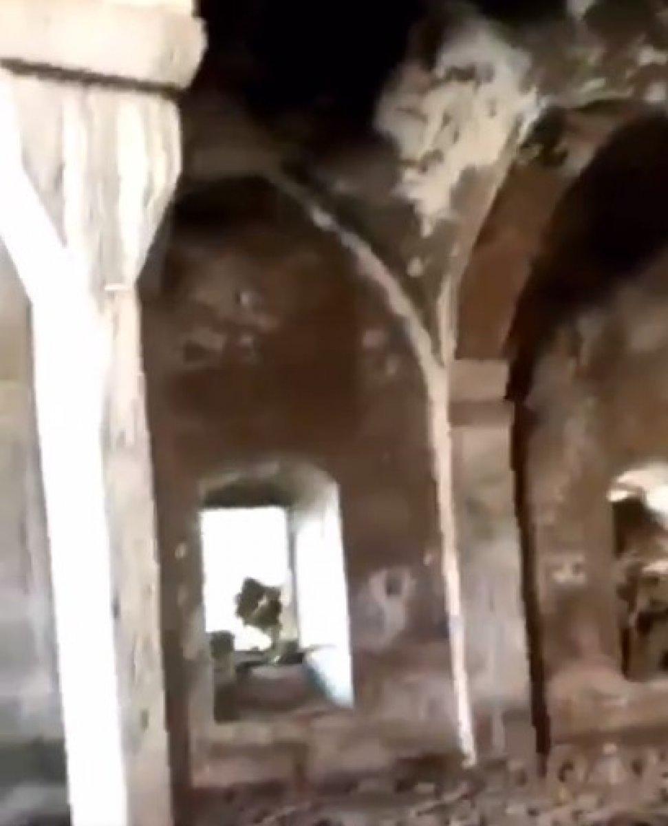 Ermenistan camiyi domuz ahırına çevirdi