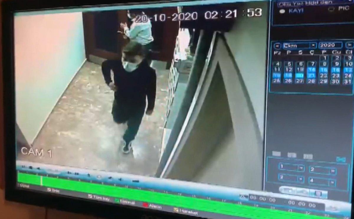 Kağıthane'de çaldıkları ayakkabıları kazaklarının altına soktular