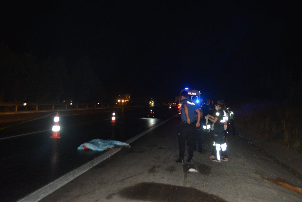 Adana'da yolun karşısına geçecekti: Birçok araç çarptı