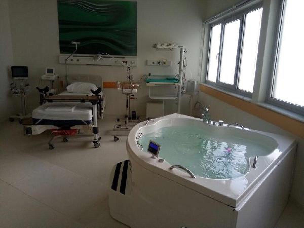 Suda doğum nedir, nasıl yapılır? Suda doğumun faydaları nelerdir? Suda doğum riskli midir?