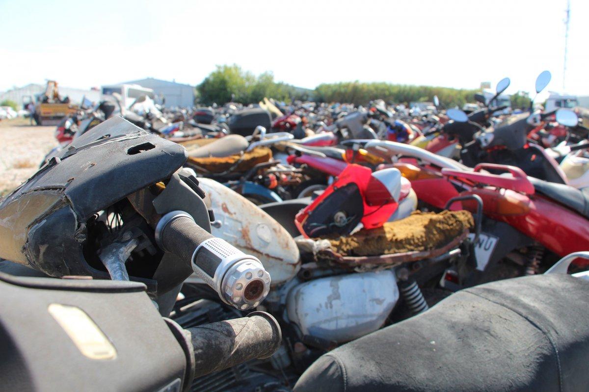 Yediemin otoparkları unutulmuş araçlarla dolu