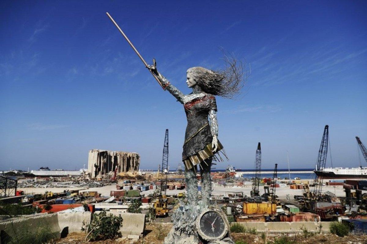 Beyrut'ta patlama alanının karşısına heykel dikildi