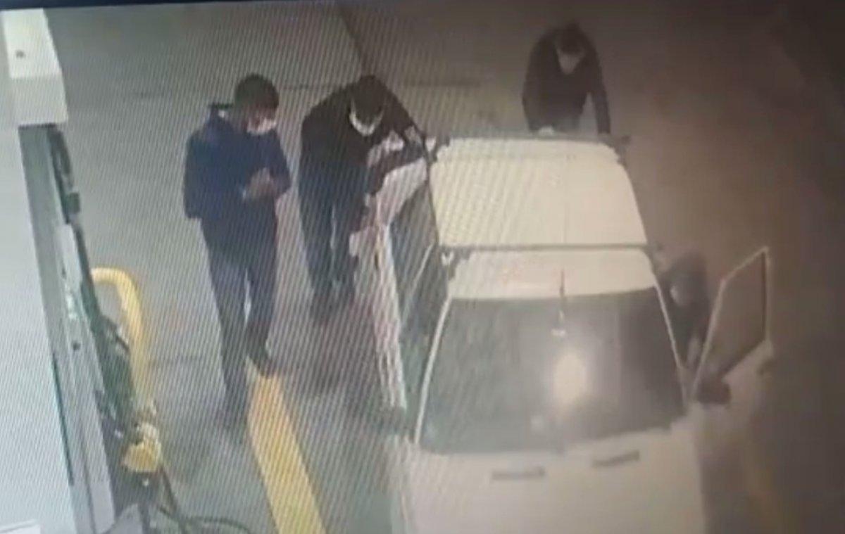 Esenyurt’ta çaldıkları otomobili iterek benzinliğe getirdiler
