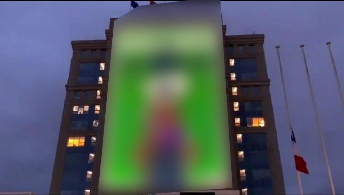 Fransa'da Hz. Muhammed'e hakaret karikatürleri devlet binalarına yansıtıldı