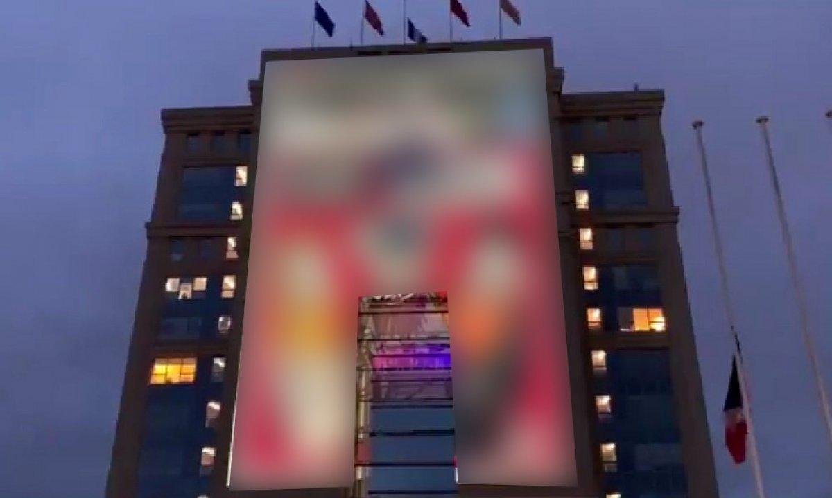 Fransa'da Hz. Muhammed'e hakaret karikatürleri devlet binalarına yansıtıldı