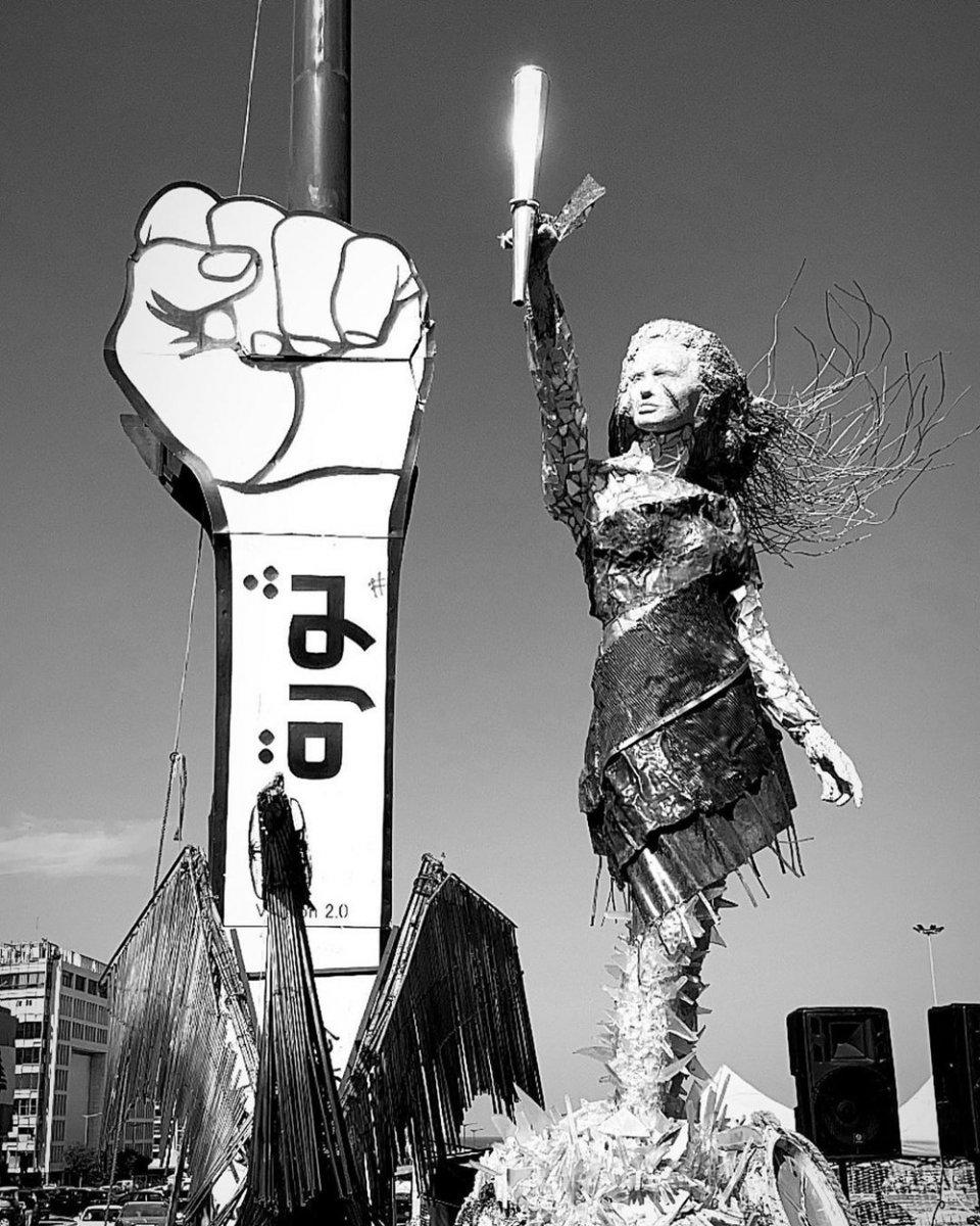 Beyrut'ta patlama alanının karşısına heykel dikildi