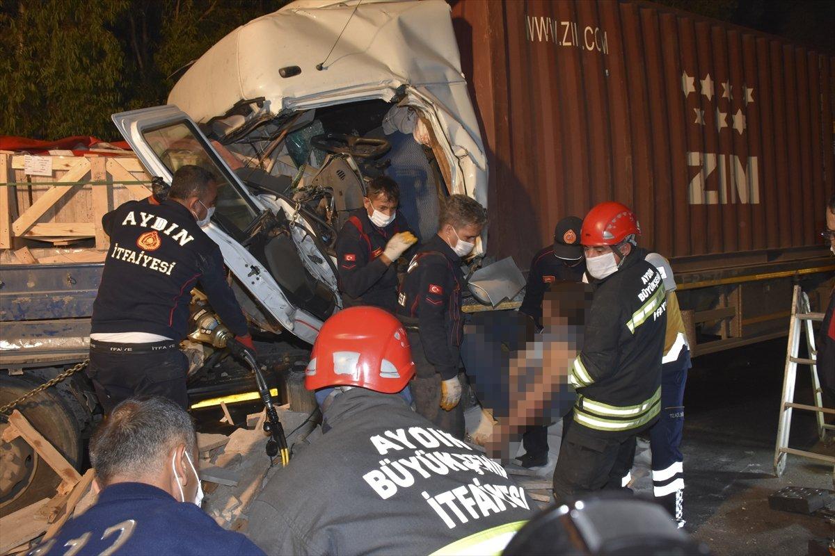 Aydın'da iki tır çarpıştı: Sürücü öldü
